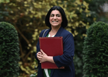 شبانة محمود وزيرة داخلية بريطانيا من من أصل باكستاني “المرأة المدمرة” التيتواجه الهجرة بيد من حديد!