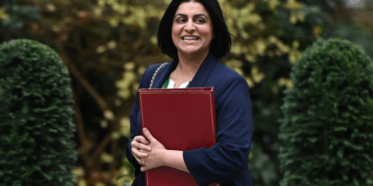 شبانة محمود وزيرة داخلية بريطانيا من من أصل باكستاني “المرأة المدمرة” التيتواجه الهجرة بيد من حديد!