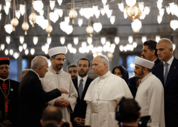 البابا ليو يزور الجامع الأزرق في إسطنبول ويتجنب آيا صوفيا