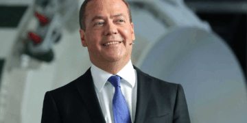 مدفيديف: زيلينسكي “غير شرعي” وانهيار نظامه “محتوم”