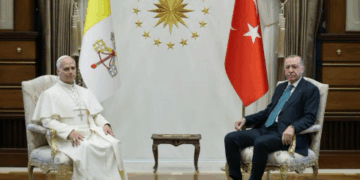 البابا يدعو تركيا لتكون “عامل استقرار” بمنطقة الشرق الأوسط في مستهل جولته الخارجية الأولى