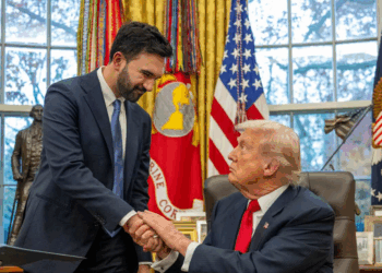 بعد تبادل الانتقادات اللاذعة.. ترامب يستقبل ممداني “بحرارة” ودافع عنه لعدم احراجه خلال المؤتمر الصحفي