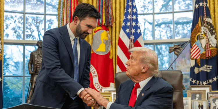 بعد تبادل الانتقادات اللاذعة.. ترامب يستقبل ممداني “بحرارة” ودافع عنه لعدم احراجه خلال المؤتمر الصحفي