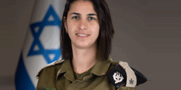 أول ضابطة عربية مسلمة من مدينة قلنسوة بفلسطين المحتلة آلاء واوية المعروفة ب “كابتن إيلا ” متحدثة بإسم الجيش الاسرائيلي باللغة العربية عوضا عن أفيخاي أدرعي