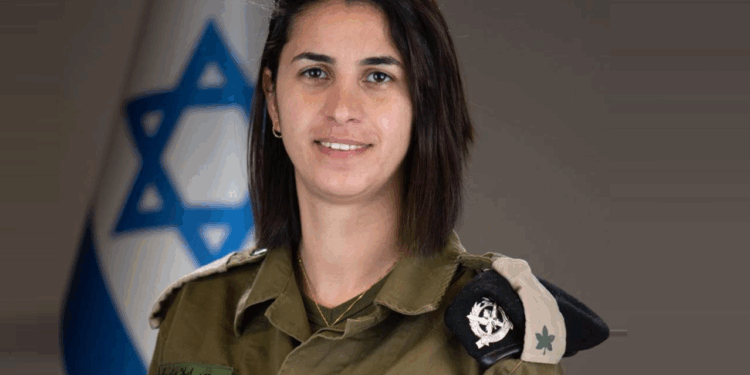 أول ضابطة عربية مسلمة من مدينة قلنسوة بفلسطين المحتلة آلاء واوية المعروفة ب “كابتن إيلا ” متحدثة بإسم الجيش الاسرائيلي باللغة العربية عوضا عن أفيخاي أدرعي
