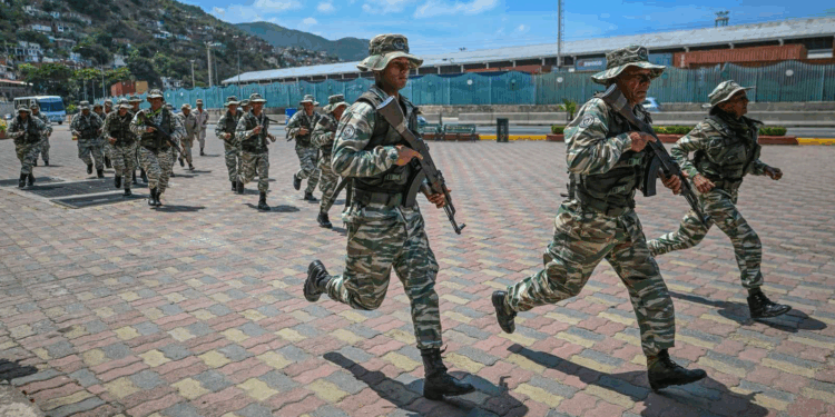 فنزويلا تعلن تنفيذ انتشار عسكري “ضخم” ردا على أميركا