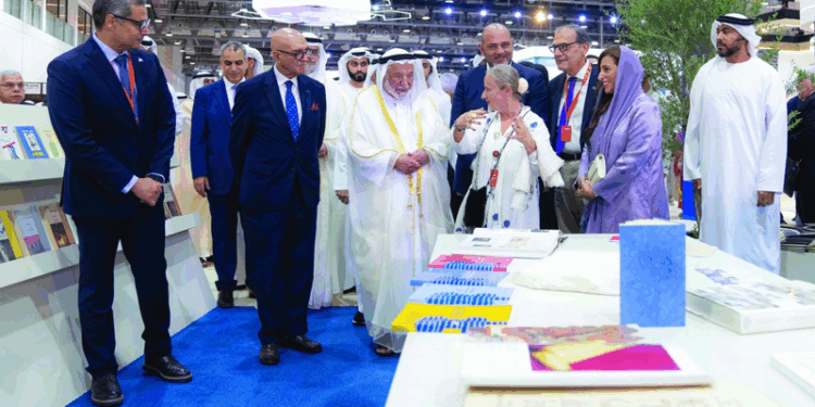 الدورة الـ 44 تقام تحت شعار «بينك وبين الكتاب» بمشاركة 2500 ناشر وعارض من 118 دولة سلطان القاسمي يفتتح «الشارقة للكتاب».. ويزف بشرى «الموسوعة العربية الشاملة»