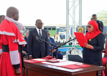 رئيسة تنزانيا تتعهد خلال تنصيبها باستعادة الوضع الطبيعي