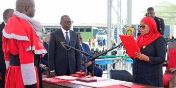 رئيسة تنزانيا تتعهد خلال تنصيبها باستعادة الوضع الطبيعي