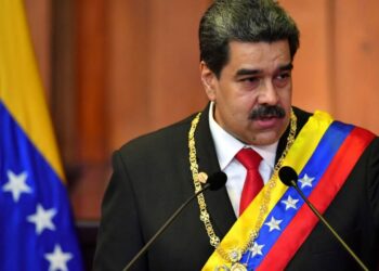 “نيويورك تايمز”: مادورو يتنازل عن موارد فنزويلا للولايات المتحدة لإبعاد شبح الحرب