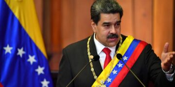 “نيويورك تايمز”: مادورو يتنازل عن موارد فنزويلا للولايات المتحدة لإبعاد شبح الحرب