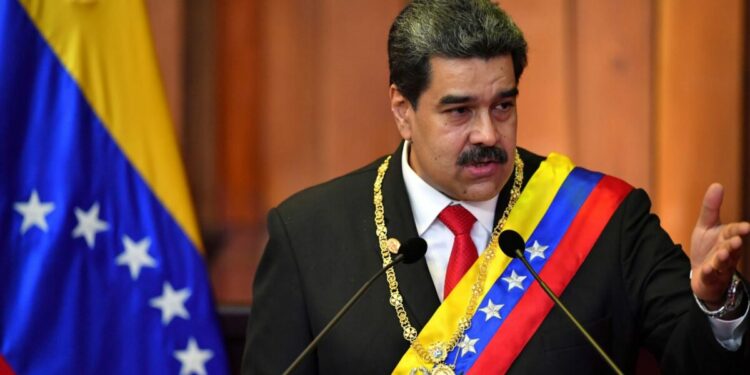 “نيويورك تايمز”: مادورو يتنازل عن موارد فنزويلا للولايات المتحدة لإبعاد شبح الحرب