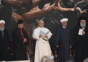 البابا يدعو طوائف لبنان إلى بناء السلام والتغلب على العنف والإقصاء