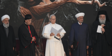 البابا يدعو طوائف لبنان إلى بناء السلام والتغلب على العنف والإقصاء