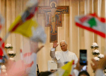 البابا يختتم زيارته إلى لبنان بصلاة صامتة في موقع انفجار المرفأ