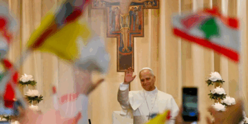 البابا يختتم زيارته إلى لبنان بصلاة صامتة في موقع انفجار المرفأ