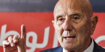 السلطات التونسية تعتقل المعارض البارز أحمد نجيب الشابي