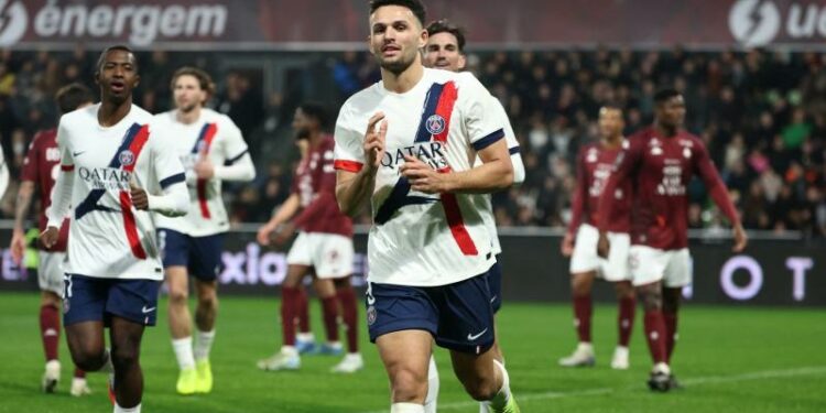 باريس سان جيرمان ينتزع صدارة الدوري الفرنسي مؤقتا