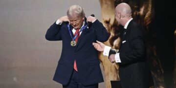 ترامب أول رئيس يُمنح جائزة الفيفا للسلام