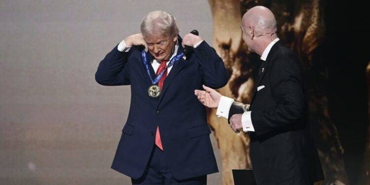 ترامب أول رئيس يُمنح جائزة الفيفا للسلام