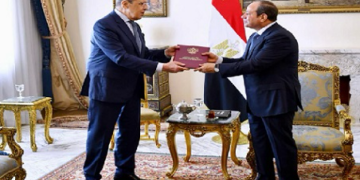 السيسي يبحث مع لافروف تعزيز العلاقات وتطورات غزة وليبيا والسودان ويُعرب عن تقديره لـ”مسار العلاقات الاستراتيجية” بين البلدين وتعميق الشراكة الروسية -الدول الإفريقية