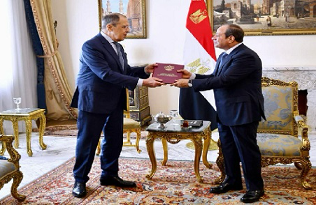 السيسي يبحث مع لافروف تعزيز العلاقات وتطورات غزة وليبيا والسودان ويُعرب عن تقديره لـ”مسار العلاقات الاستراتيجية” بين البلدين وتعميق الشراكة الروسية -الدول الإفريقية