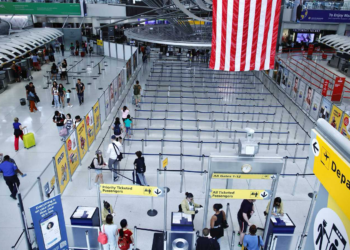 الترحيل الذاتي.. أميركا تغري المهاجرين بـ”عرض مفاجئ”