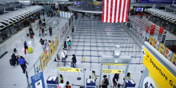 الترحيل الذاتي.. أميركا تغري المهاجرين بـ”عرض مفاجئ”