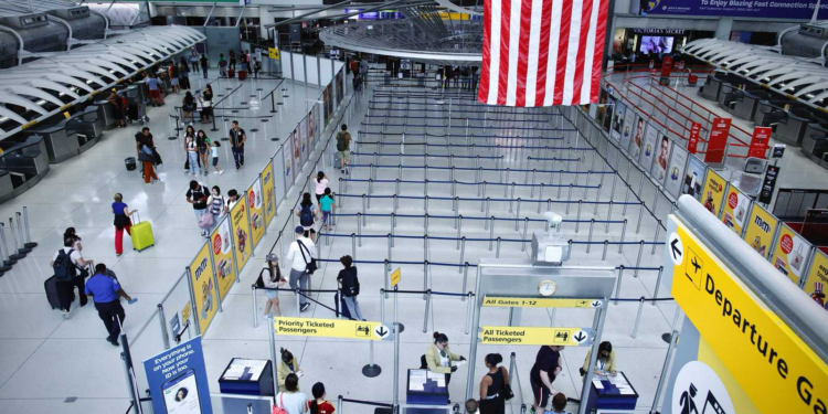 الترحيل الذاتي.. أميركا تغري المهاجرين بـ”عرض مفاجئ”