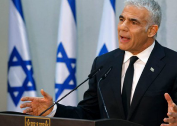 رئيس الوزراء الاسرائيلي يلتقي باراك في القدس لبحث بدء ثاني مراحل اتفاق غزة.. لابيد يعتبر “نتنياهو أنه “أصبح وصمة عار على إسرائيل في العالم