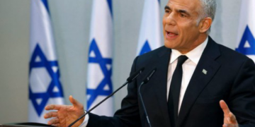 رئيس الوزراء الاسرائيلي يلتقي باراك في القدس لبحث بدء ثاني مراحل اتفاق غزة.. لابيد يعتبر “نتنياهو أنه “أصبح وصمة عار على إسرائيل في العالم