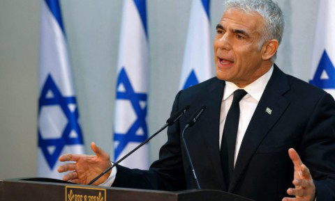 رئيس الوزراء الاسرائيلي يلتقي باراك في القدس لبحث بدء ثاني مراحل اتفاق غزة.. لابيد يعتبر “نتنياهو أنه “أصبح وصمة عار على إسرائيل في العالم