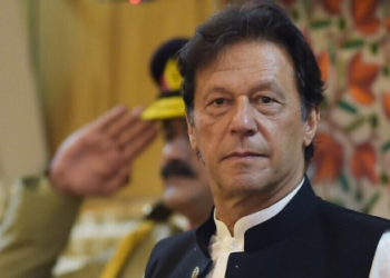 باكستان.. حكم بالسجن 17 عاما ضد عمران خان وزوجته