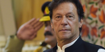 باكستان.. حكم بالسجن 17 عاما ضد عمران خان وزوجته