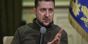 زيلينسكي: واشنطن اقترحت محادثات ثلاثية مع روسيا في ميامي