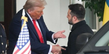 انفجارات قوية نهز العاصمة الأوكرانية وترامب يحذر من أن زيلينسكي “لا يملك أي شيء حتى أوافق أنا عليه”