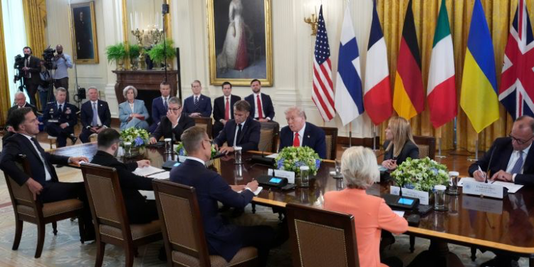 غارديان: دونالد ترامب يسعى إلى تغيير الأنظمة في أوروبا