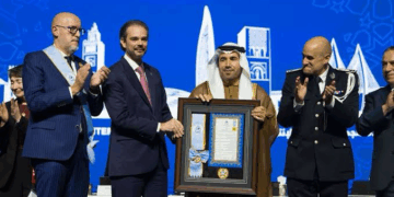 يعتبر أعلى وسام تمنحه منظمة الإنتربول لكبار القادة بالعالم اللواء الدكتور أحمد الريسي يحصل على وسام الإنتربول من الطبقة العليا تقديرا لجهوده في دعم وتعزيز الأمن العالمي