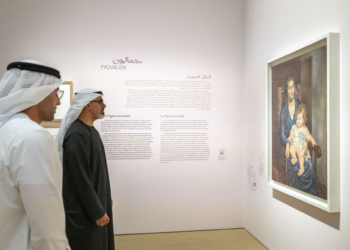 خالد بن محمد بن زايد يزور المعارض الفنية الموسمية في متحف اللوفر أبوظبي