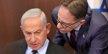 توقيف رئيس مكتب نتنياهو للتحقيق بتسريب وثائق سرية