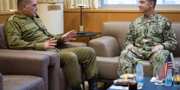 قائد “سنتكوم” يصل إسرائيل ومخاوف من هجوم إيراني استباقي