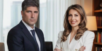 الإدارة الأميركية قررت وضع أورتاغوس في «إجازة إدارية» وتجميد مهامها مؤقتاً، بالتزامن مع فتح تحقيق داخلي مبعوثة واشنطن مورغان أورتاغوس إلى لبنان تنفصل عن زوجها وترتبط برجل أعمال لبناني مثيرا للجدل !!!