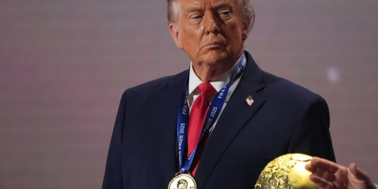 مقال بغارديان: ترمب هو المشكلة الوحيدة ويمكن هزيمته