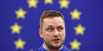 فريدريك نيلسن أصغر رئيس وزراء لغرينلاند يقف في وجه ترامب