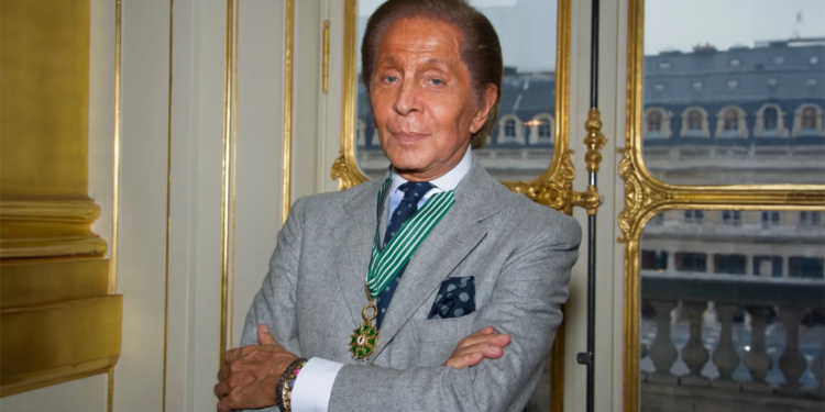 الإمبراطور الأخير.. وفاة مصمم الأزياء الإيطالي فالنتينو غارافاني عن 93 عاما