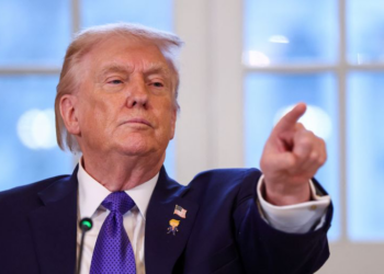 ترامب يتحدث عن “ورطة” إيران والسلام بسوريا وخططه لتملّك غرينلاند