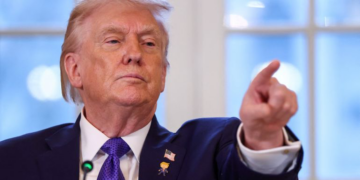 ترامب يتحدث عن “ورطة” إيران والسلام بسوريا وخططه لتملّك غرينلاند