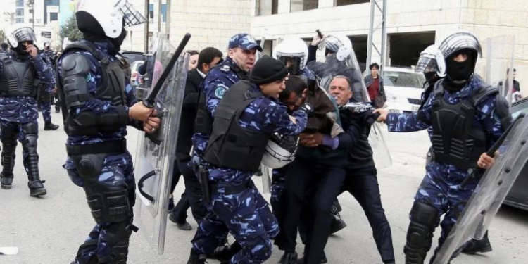 حماس تحذر من “نهج قمعي” للسلطة الفلسطينية يخدم الاحتلال بالضفة