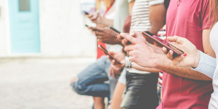 دعوة أوروبية لحماية القصّر من وسائل التواصل الاجتماعي