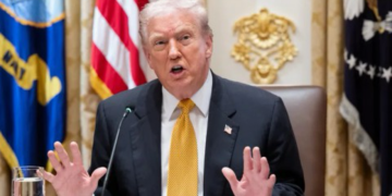 بعد ضغوط وتهديدات.. الشيوخ الأميركي يُسقط قرارا يحد من صلاحيات ترامب في فنزويلا وجنب الأخير”انتكاسة كبرى”